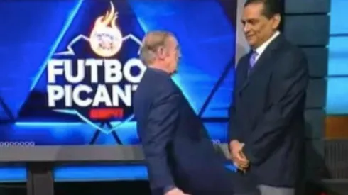 José Ramón imita el rodillazo de Fernando Hernández