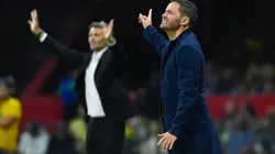 Fernando Ortiz y Nicolás Larcamón en el partido América contra León.