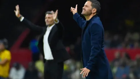 Fernando Ortiz y Nicolás Larcamón en el partido América contra León.