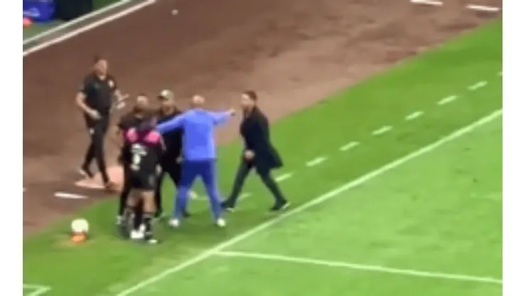 Fernando Ortiz y Nicolás Larcamón discutieron durante el partido