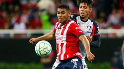 Gilberto Sepúlveda, de Chivas, contra Ozziel Herrera, de Atlas.