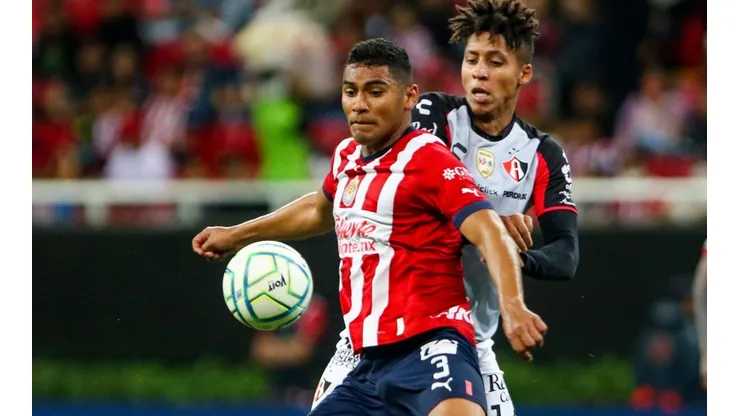 Gilberto Sepúlveda, de Chivas, contra Ozziel Herrera, de Atlas.