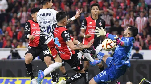 Camilo Vargas salvó el arco del Atlas ante Carlos Cisneros.