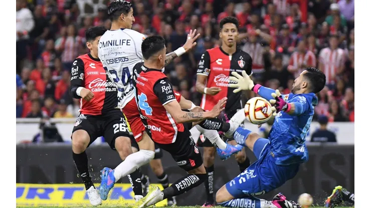 Camilo Vargas salvó el arco del Atlas ante Carlos Cisneros.
