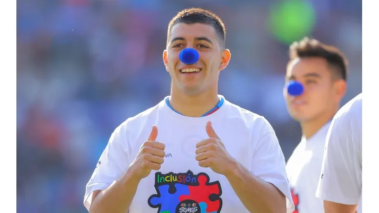 Erik Lira de Cruz Azul con la nariz azul para concientizar por el autismo.