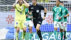 El árbitro Fernando Hernández tuvo polémico trabajo en el América contra León.