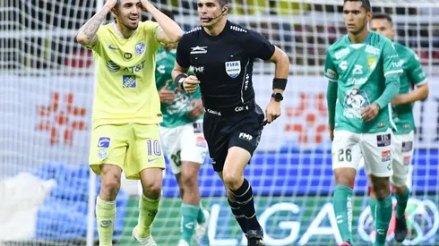 El árbitro Fernando Hernández tuvo polémico trabajo en el América contra León.