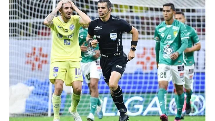 El árbitro Fernando Hernández tuvo polémico trabajo en el América contra León.