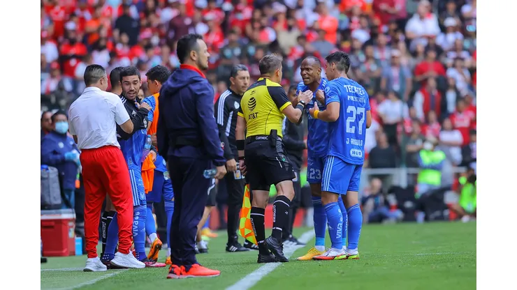 Luis Quiñones dejó a Tigres con diez jugadores.