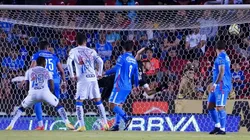 El vuelo de Jesús Corona ante el segundo gol del Querétaro.