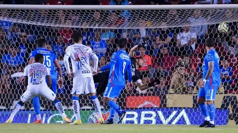 El vuelo de Jesús Corona ante el segundo gol del Querétaro.