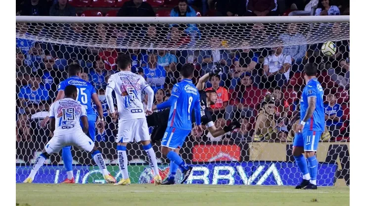El vuelo de Jesús Corona ante el segundo gol del Querétaro.