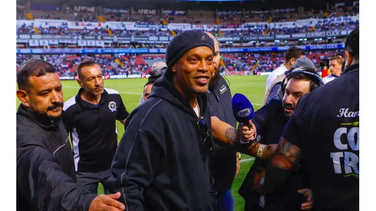 Ronaldinho en la reapertura del estadio La Corregidora.