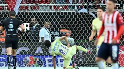 El polémico festejo de Henry Martín en el clásico nacional.