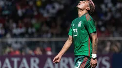 Julián Araujo en el partido de México contra Surinam.