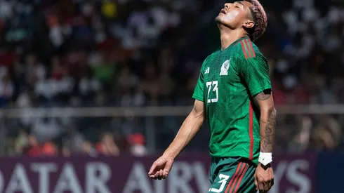 Julián Araujo en el partido de México contra Surinam.