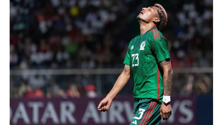 Julián Araujo en el partido de México contra Surinam.