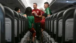 VIDEO | Cocca dio charla técnica ¡en medio del avión!