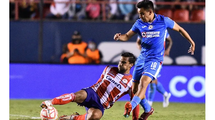 Andrés Iniestra, del Atlético de San Luis, contra Carlos Rodríguez, de Cruz Azul.