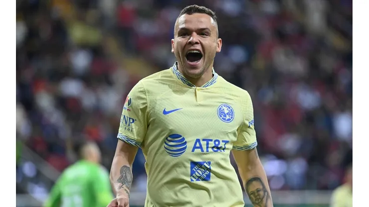 Jonathan Rodríguez tras su gol ante Chivas.