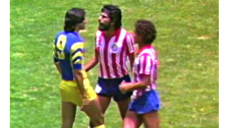 Norberto Outes de América y Eduardo Cisneros de Guadalajara en la bronca de 1982.