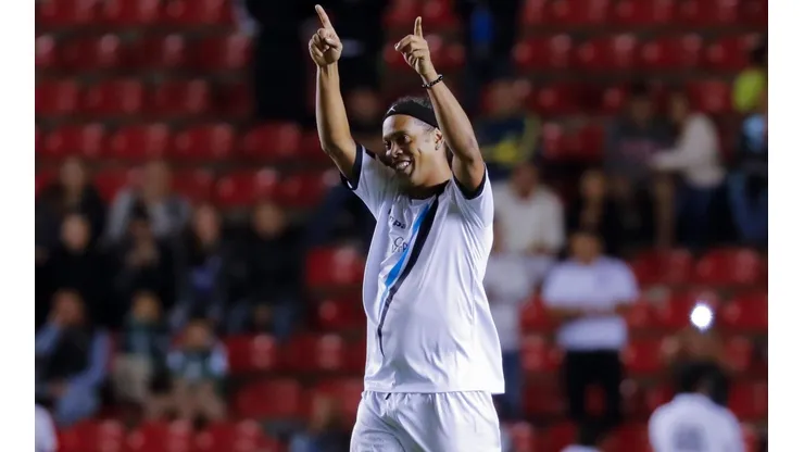 Ronaldinho durante un partido por la paz.