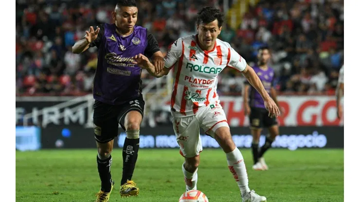 Miguel Sansores, del Mazatlán, en duelo con Fernando Madrigal, del Necaxa.
