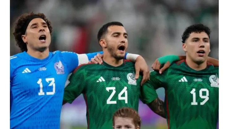Guillermo Ochoa y Luis Chávez con Jorge Sánchez en la Copa del Mundo Qatar 2022.
