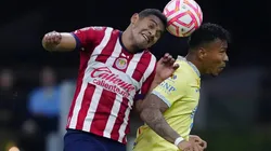 Gilberto Sepúlveda en duelo con Roger Martínez en el clásico del Apertura 2022.