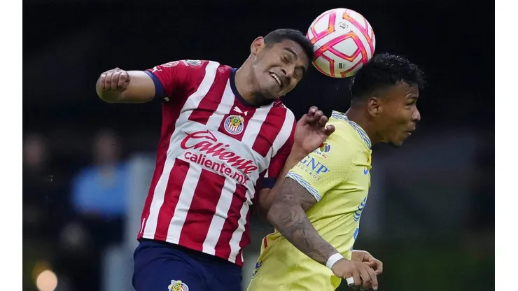 Gilberto Sepúlveda en duelo con Roger Martínez en el clásico del Apertura 2022.