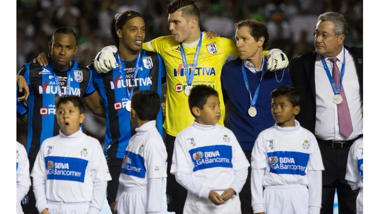 Tiago Volpi y Ronaldinho, juntos en Querétaro.