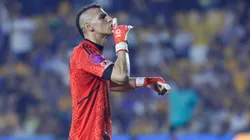 Nahuel Guzmán callando a su afición.