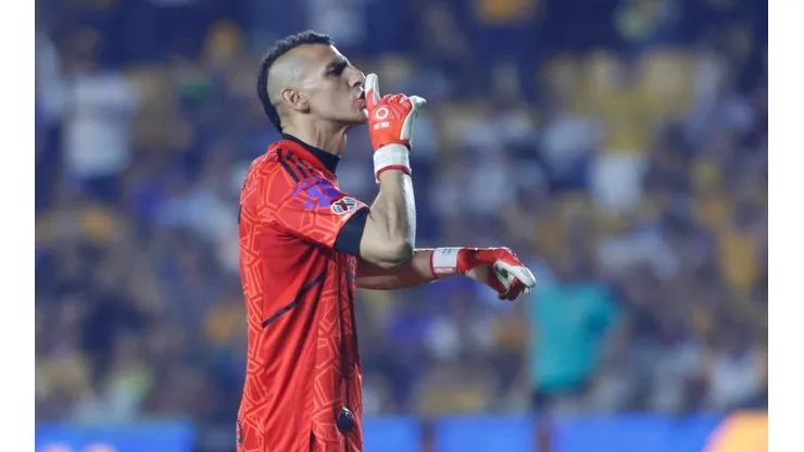 Nahuel Guzmán callando a su afición.