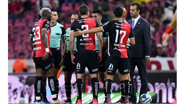 Dos jugadores de Atlas casi llegan a los golpes.