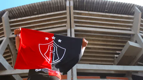 Un aficionado del Atlas a las afueras del estadio Jalisco donde se vio a Jorge Almirón.