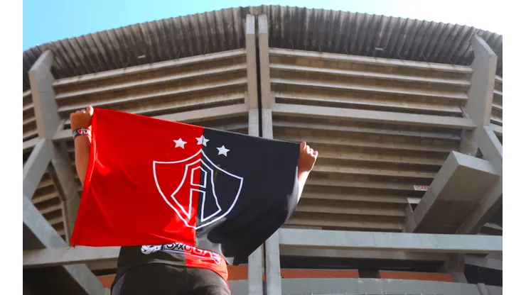 Un aficionado del Atlas a las afueras del estadio Jalisco donde se vio a Jorge Almirón.