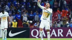 Higor Meritao en la cancha del estadio Azteca.
