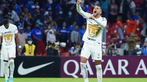 Higor Meritao en la cancha del estadio Azteca.