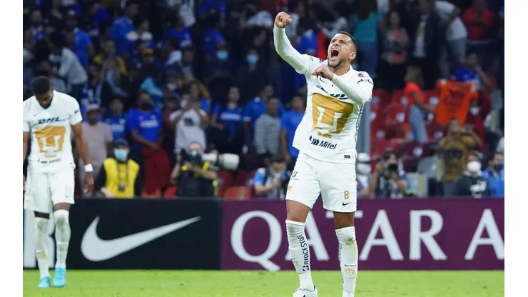 Higor Meritao en la cancha del estadio Azteca.