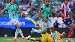 Angel Mena en una amenaza del León al arco de Marcelo Barovero.