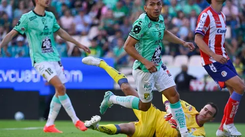 Angel Mena en una amenaza del León al arco de Marcelo Barovero.