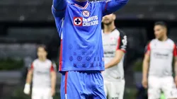 Erik Lira durante un partido ante el Atlas.