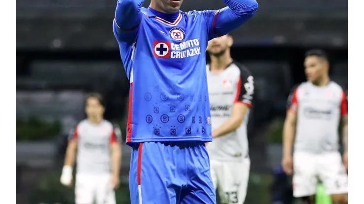 Erik Lira durante un partido ante el Atlas.