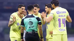 El plantel del América durante un reclamo con el árbitro.