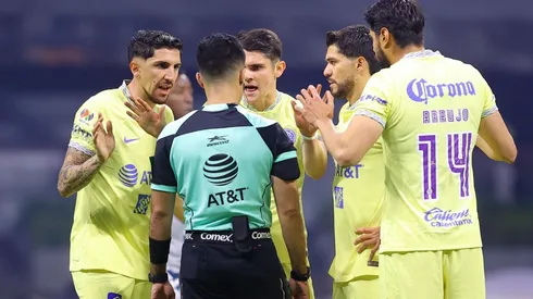 El plantel del América durante un reclamo con el árbitro.