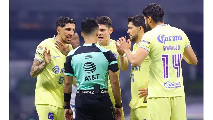 El plantel del América durante un reclamo con el árbitro.