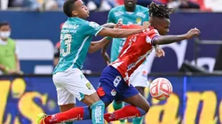 Byron Moreno, del León, y Jhon Murillo, del Atlético de San Luis.