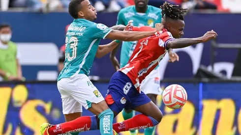 Byron Moreno, del León, y Jhon Murillo, del Atlético de San Luis.