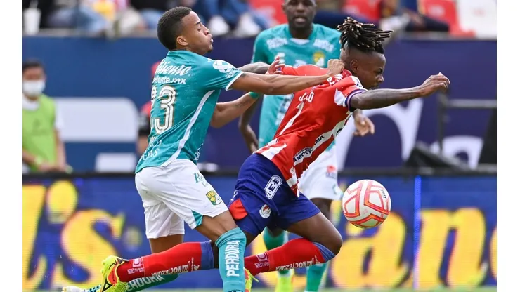 Byron Moreno, del León, y Jhon Murillo, del Atlético de San Luis.