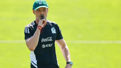 El jugador criticado por la afición que es titular para Cocca